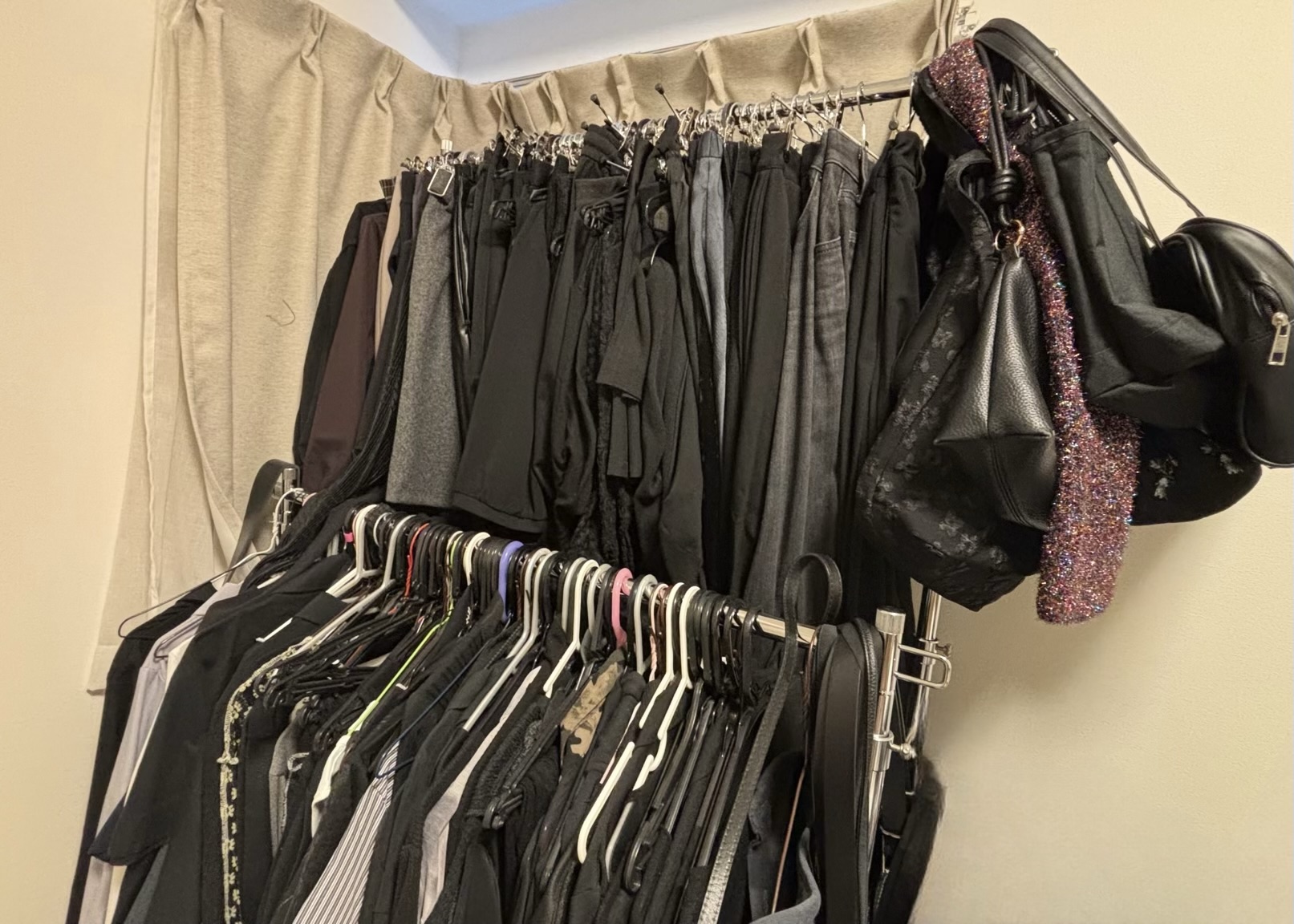 クローゼット整理前のトップスや服の山の写真